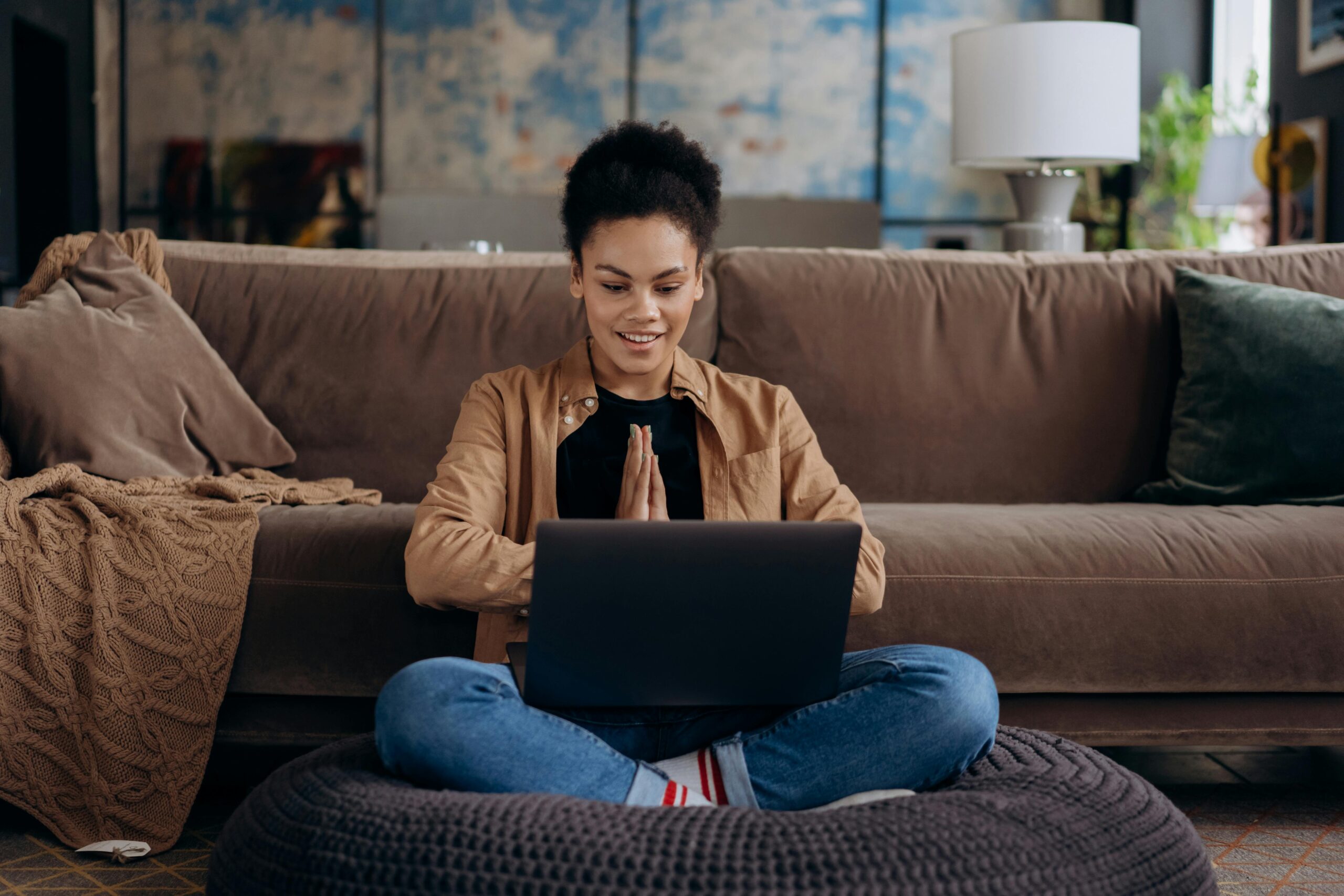 A smiling woman using her phone to apply for a short term loan online with Loan Advance